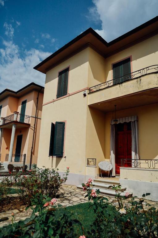 Villa Lilly, with private Garden and Parking, 800 mt to Lucca City center – Lucca